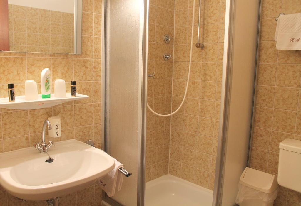 Hotel Adler Düsseldorf Esterno foto